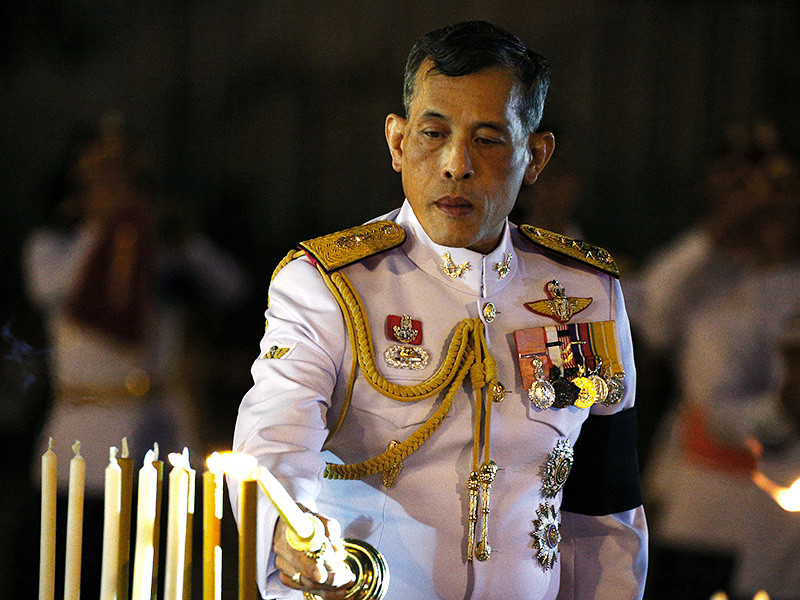 Правительство Таиланда инициировало процесс восхождения на престол нового короля. Кропринц Маха Вачиралонгкорн может занять свой трон уже в четверг, 1 декабря. Во вторник, 29 ноября, он покинул свой дом в Германии и отправился в Бангкок