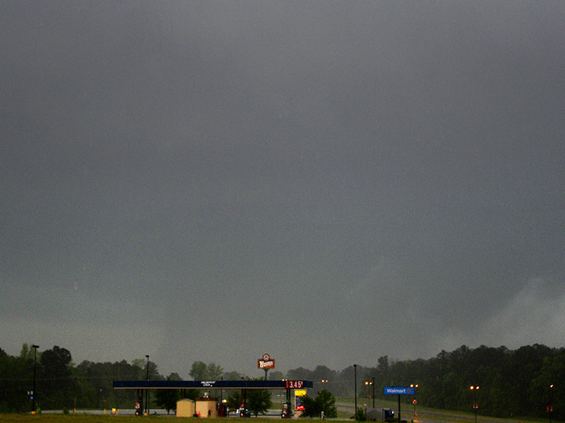 На американский штат Алабама в среду обрушился мощный торнадо