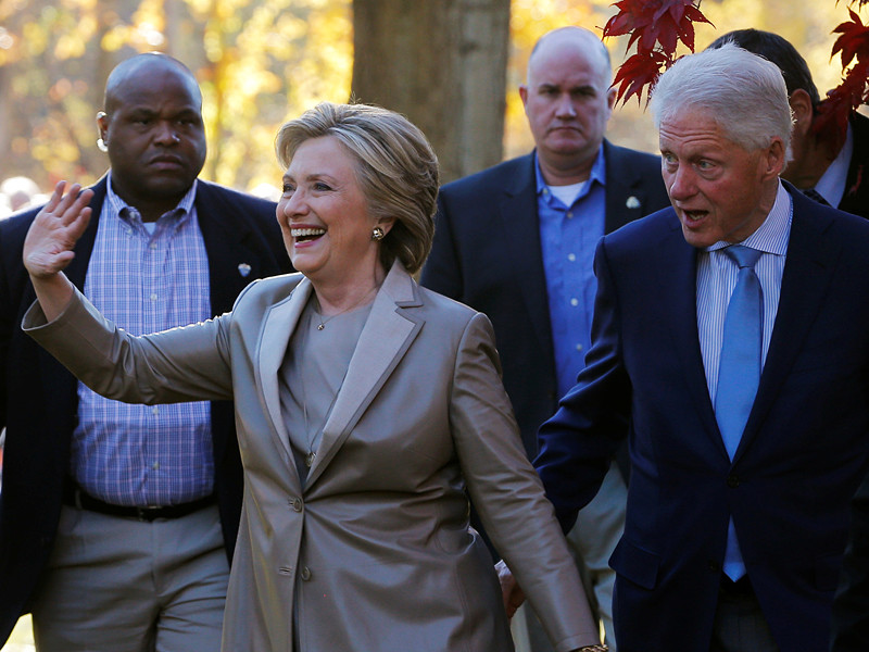 Кандидат в президенты США от Демократической партии Хиллари Клинтон пришла на избирательный участок в округе Уэстчестер в Нью-Йорке вместе с мужем - экс-президентом Биллом Клинтоном и проголосовала