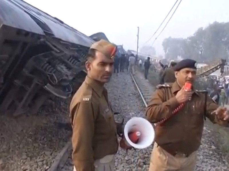 Крушение поезда в Индии: более 90 человек погибли