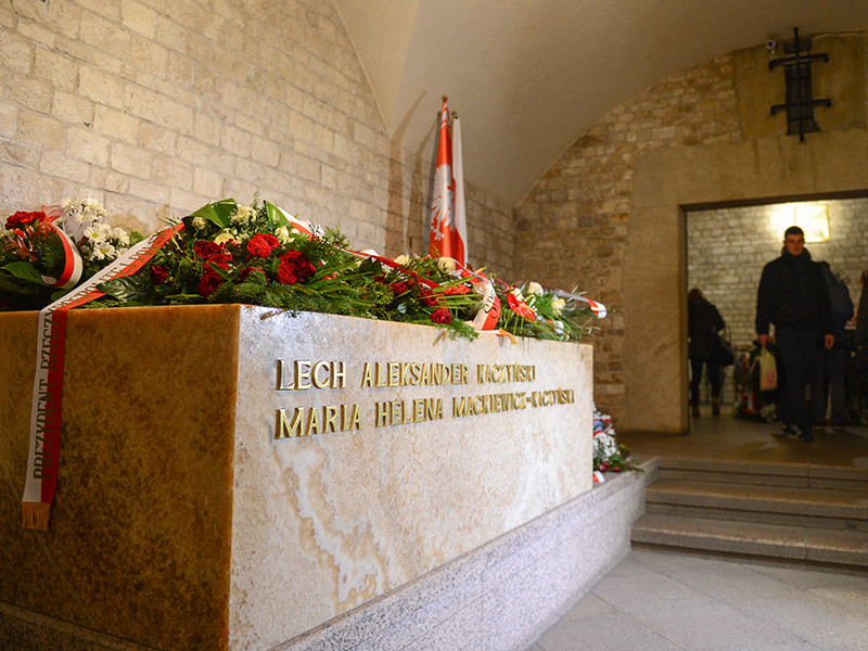 В Польше эксгумировали останки президента Леха Качиньского и его жены, погибших в авиакатастрофе под Смоленском