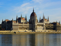 Источники в венгерских спецслужбах сообщили FT, что официальному Будапешту было известно об этих связях. Однако власти предпочитали не поднимать вопрос из опасений, что Россия откажется от совместных с Венгрией экономических проектов