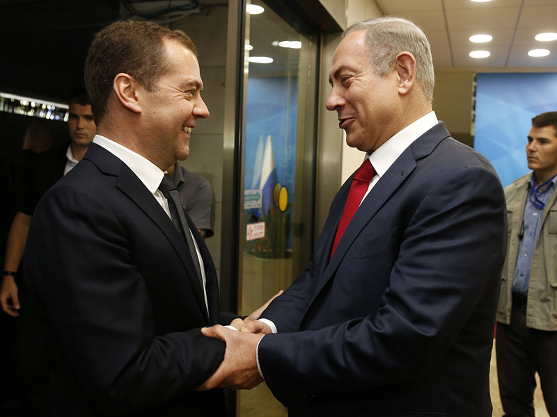 В Израиле во время трехдневного визита премьер-министра РФ Дмитрия Медведева около офиса главы правительства в Иерусалиме прошла демонстрация арабских и еврейских активистов под лозунгом "Медведев - персона нон грата"