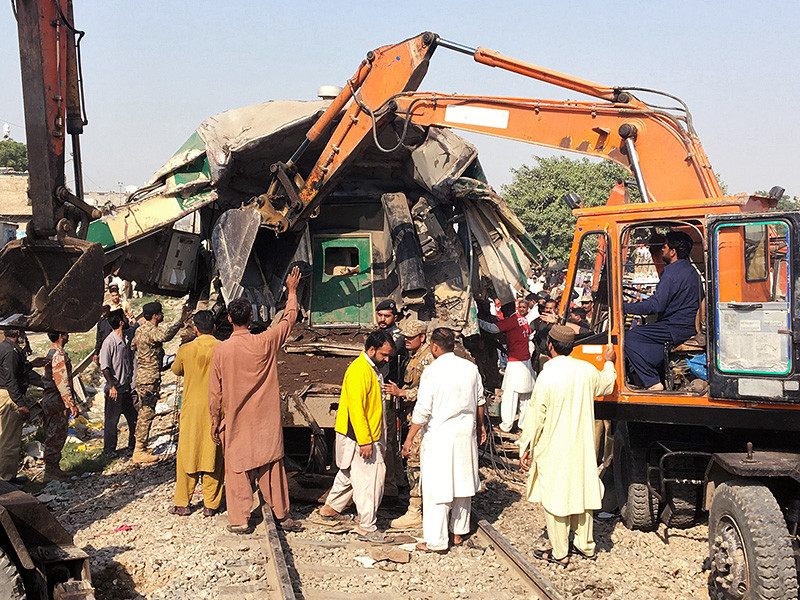 По меньшей мере 18 человек погибли и более 40 были ранены, когда два пассажирских поезда столкнулись утром четверга, 3 ноября, неподалеку от железнодорожной станции Ланди Карачи в Пакистане