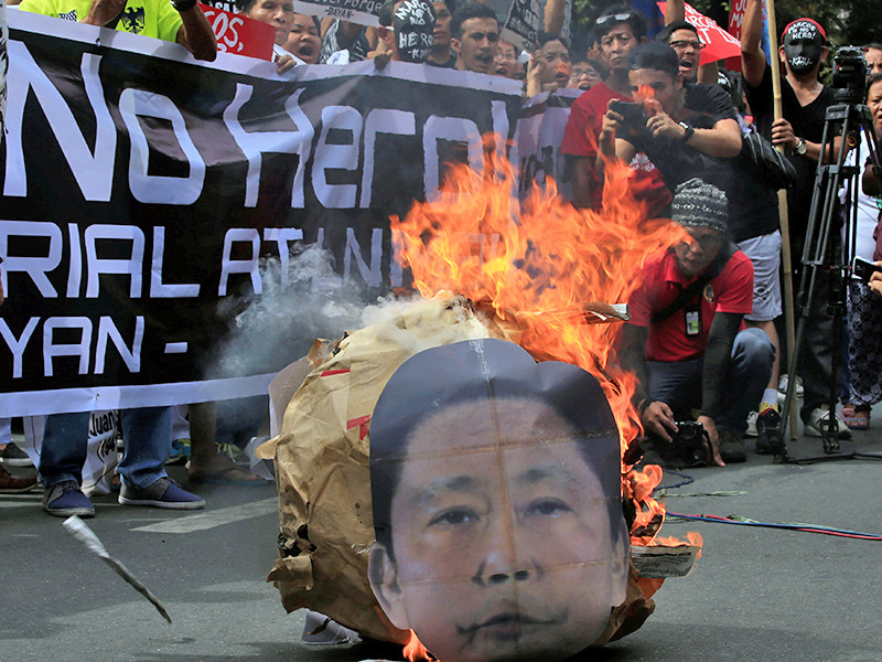 На Филиппинах тело бывшего диктатора Фердинанда Маркоса, скончавшегося в США в 1989 году, в пятницу, 18 ноября, похоронили на Кладбище национальных героев в столице страны Маниле, несмотря на протесты против этого захоронения