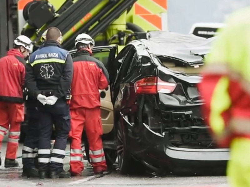 Двое россиян в автомобиле BMW упали в озеро Лугано в швейцарском кантоне Тичино в четверг, 24 ноября. Издание Basellandschaftliche Zeitung сообщает, что автомобиль извлекли спустя несколько часов после ДТП с помощью кранов и водолазов. 23-летний водитель и его 19-летняя спутница погибли