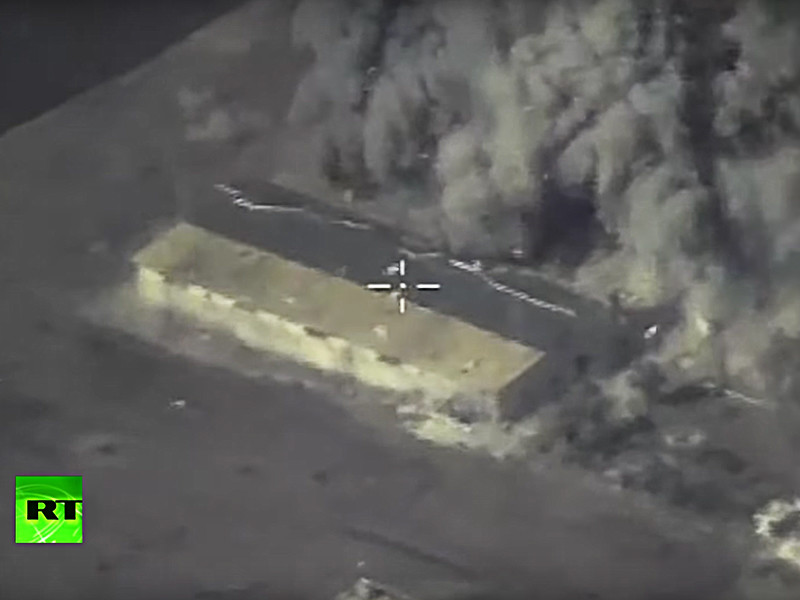 Министерство обороны РФ обнародовало видео авиаударов, нанесенных 15 ноября по сирийской провинции Идлиб палубными истребителями Су-33, взлетевшими с крейсера "Адмирал Кузнецов"