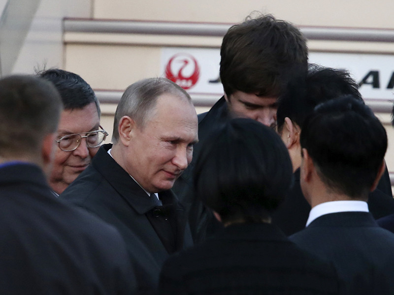 Президент России Владимир Путин прибыл с двухчасовым опозданием в Токио, где у него была намечена встреча с премьер-министром Японии Синдзо Абэ