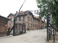 18 декабря 2009 года, в канун 65-летия освобождения узников нацистского концлагеря "Аушвиц-Биркенау" в Освенциме Советской Армией, с ворот мемориального комплекса была украдена пятиметровая металлическая надпись того же содержания