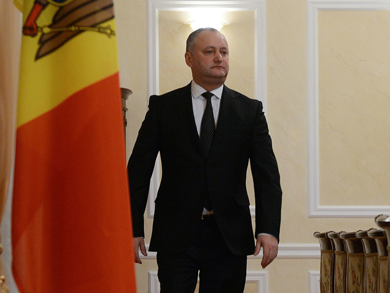 Новый президент Молдавии освятил свою новую резиденцию и избавился от флага ЕС