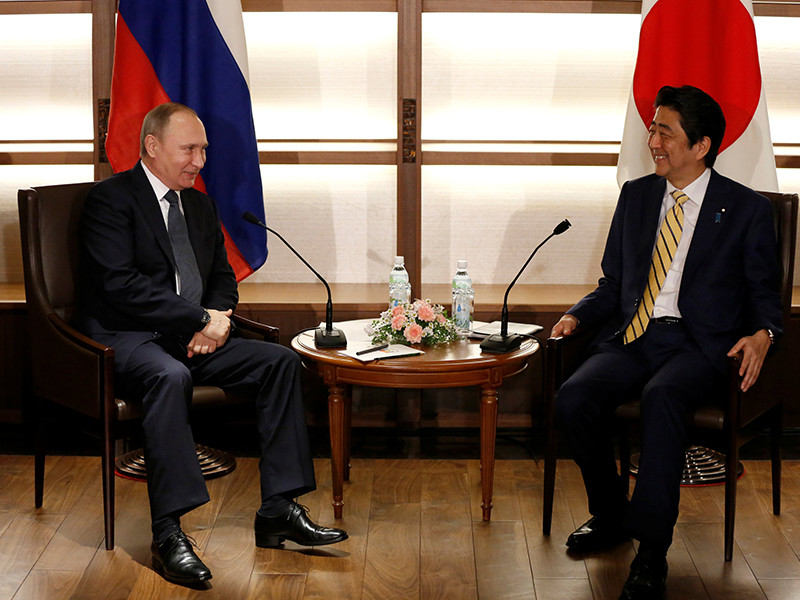 В рамках визита президента РФ Владимира Путина в Японию состоялся первый этап переговоров с японским премьер-министром Синдзо Абэ, проходивший с участием представителей обеих делегаций