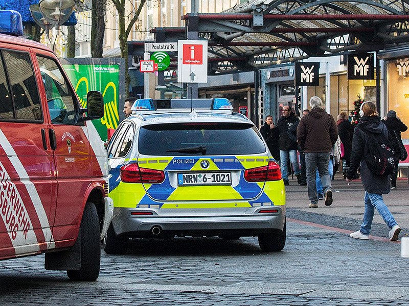 В немецком городе Дуйсбург в федеральной земле Северный Рейн-Вестфалия полиция задержала двух человек по подозрению в подготовке теракта в торговом центре в соседнем городе Оберхаузен. Есть ли связь между задержанием и недавним чудовищным терактом в Берлине, не сообщается