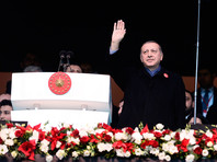 Накануне Эрдоган заявил, что у него есть доказательства причастности коалиции во главе с США к поддержке боевиков ИГ. "Это абсолютно ясно. У нас есть доказательства: изображения, фотографии и видеозаписи", - заявил турецкий лидер