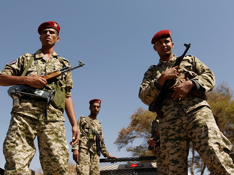 В Йемене смертник взорвался в толпе военных