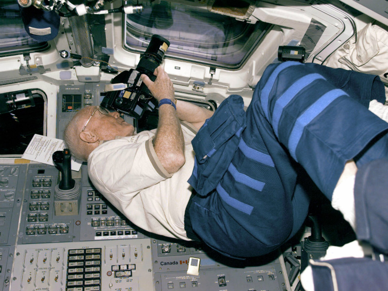 Осенью 1998 года Гленн совершил полет на космическом корабле "Дискавери"