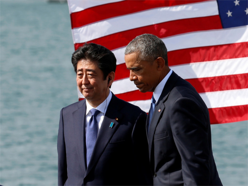 Синдзо Абэ и Барак Обама во время встречи в Перл-Харборе