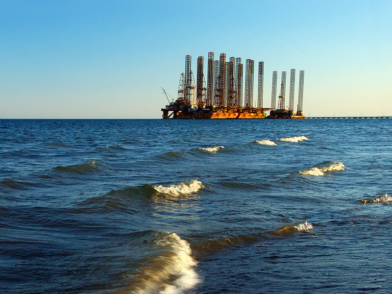 В Каспийском море десятки судов ищут пропавших при обрушении эстакады нефтяников