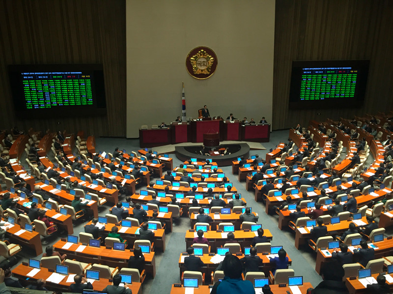Парламент Южной Кореи выступил за запуск процедуры импичмента президента страны Пак Кын Хе. "За" проголосовали 234 из 300 депутатов