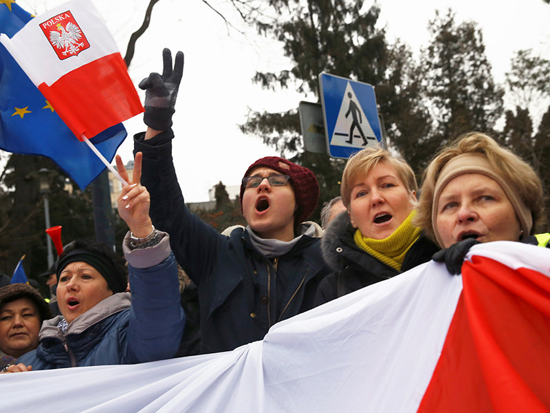 Протесты в Варшаве, в результате которых накануне был блокирован парламент с находившимися внутри депутатами, в субботу переместились к Президентскому дворцу