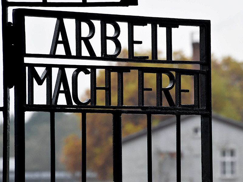 Кованые решетчатые ворота с надписью Arbeit macht frei, которая переводится с немецкого языка как "Труд делает свободным", похищенные с территории бывшего немецкого концентрационного лагеря Дахау, были обнаружены в Норвегии