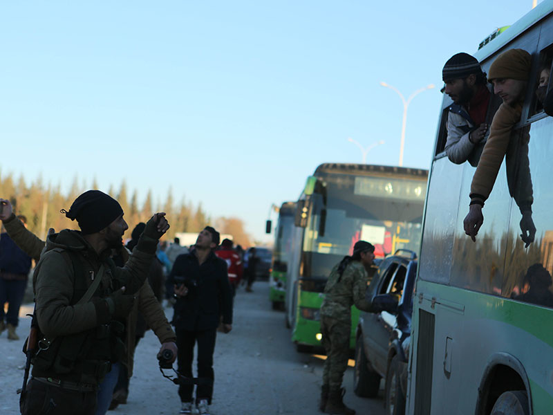 Эвакуация боевиков и членов их семей из сирийского Алеппо приостановлена, поскольку они неожиданно обстреляли колонну в районе Рамус и попытались на предоставленных им автобусах вывезти оружие и захваченных в плен заложников