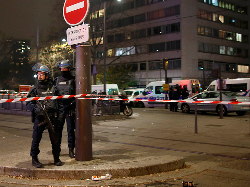 В Париже вооруженный мужчина ворвался в одну из туристических фирм на юге французской столицы и захватил в заложники по меньшей мере семерых человек