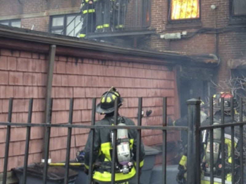 Пожар высшей степени сложности охватил несколько зданий в Бостоне (ВИДЕО)
