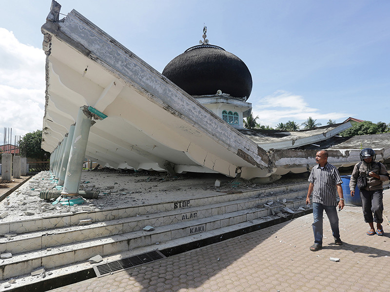 По меньшей мере 54 человека погибли и сотни пострадали в результате землетрясения магнитудой 6,5, которое произошло в среду, 7 декабря, у берегов Индонезии