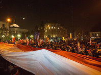 В ночь на субботу на площади у Сейма собралась толпа народа. Участники акции заблокировали все выезды из парламента, не позволяя политикам его покинуть