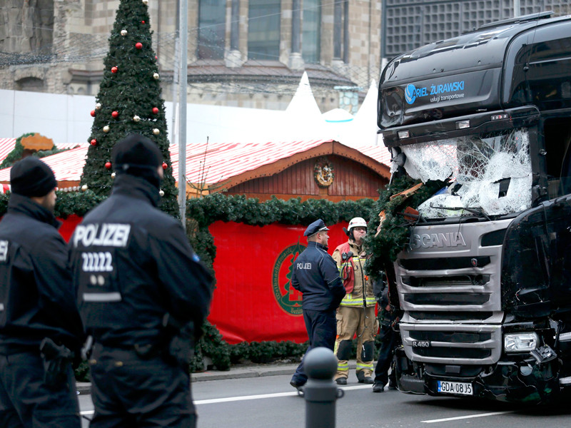В западных странах после теракта в Берлине усиливают меры безопасности на праздничных мероприятиях в честь Рождества