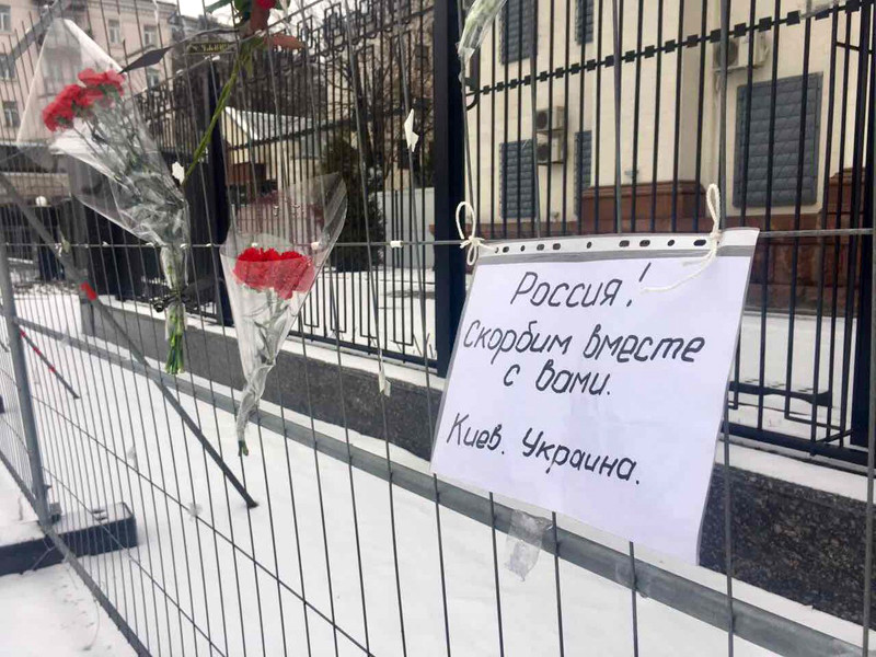 Жители столицы Украины Киева несут цветы к посольству РФ, выражая соболезнования народу России в связи с авиакатастрофой в Сочи, которая унесла жизни 92 человек
