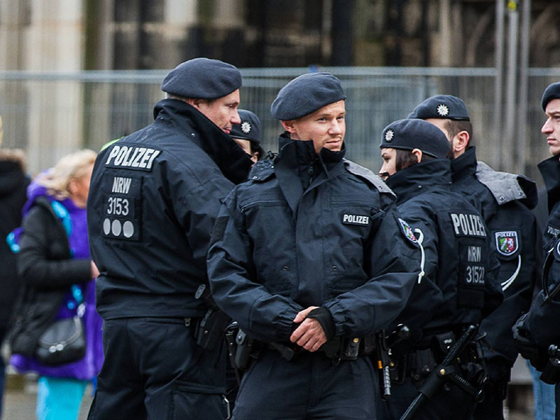 В Кельне после новогодних приставаний мигрантов на праздники в 10 раз увеличат число полицейских
