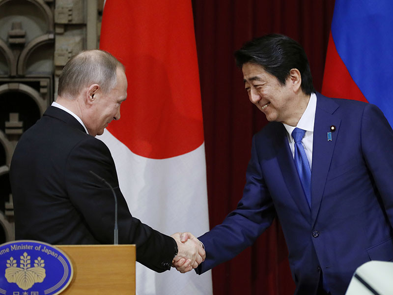 По словам главы японского правительства, "визит президента Путина в Японию способствовал новому, большому взлету японско-российских отношений"