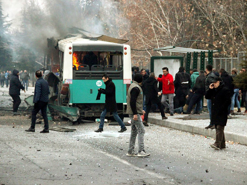 В Турции взорван автобус с военными: очередной теракт произошел в городе Кайсери. Число жертв и пострадавших уточняется