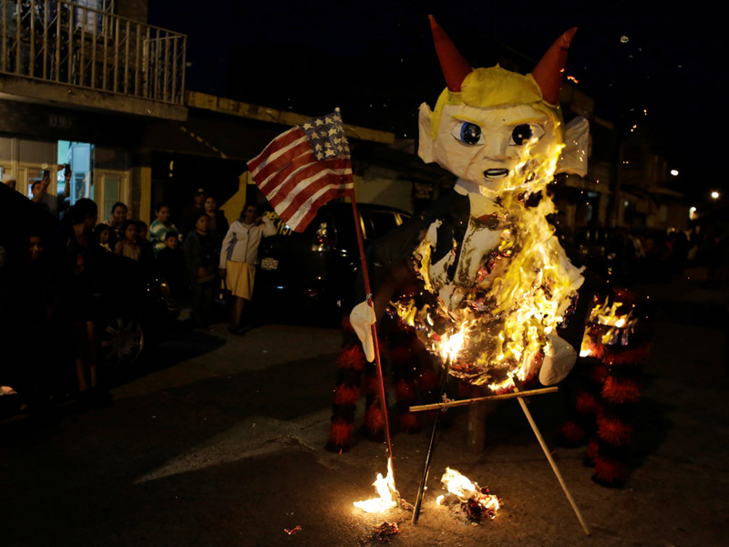 Во время традиционной религиозно-мистической церемонии изгнания дьявола в Гватемале сожгли чучела избранного президента США Дональда Трампа