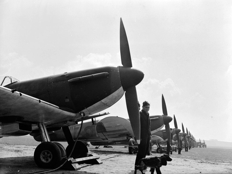 Британский авиамоделист построил в гараже рабочую копию легендарного истребителя времен Второй мировой войны
