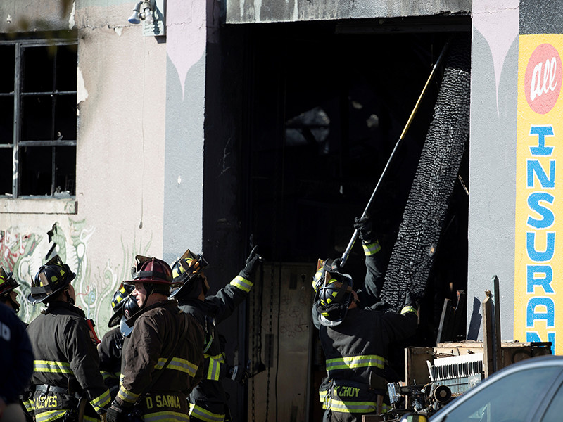 Число жертв пожара в ночном клубе Окленда выросло до 30
