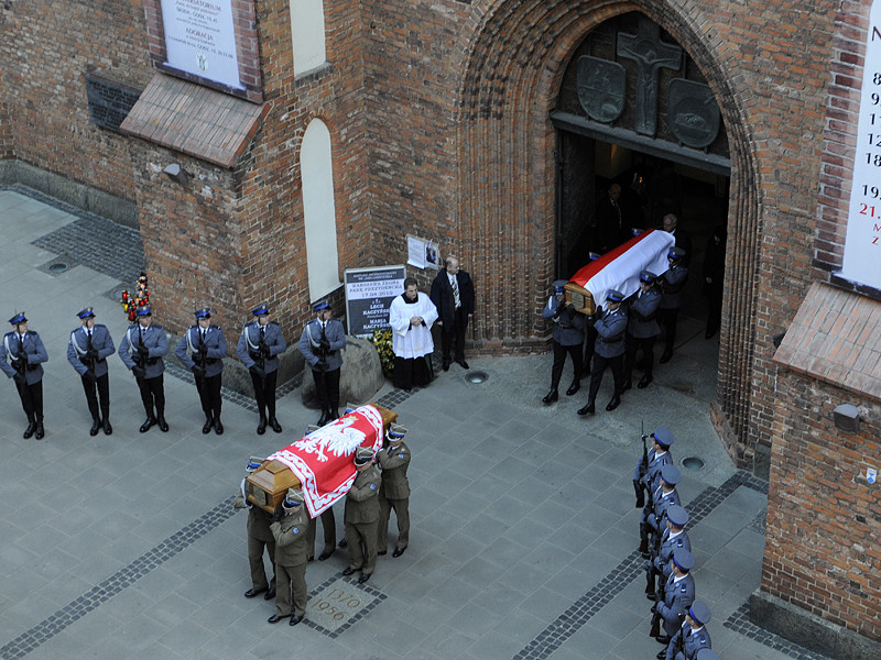 Генеральная прокуратура Польши официально подтвердила версию о том, что в могилах жертв авиакатастрофы под Смоленском в 2010 году могут находиться тела других людей