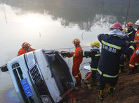 В результате падения автобуса в озеро в Китае погибли 18 человек