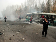 Опубликованные каналом NTV фото с места взрыва свидетельствуют о его большой силе: корпус автобуса был серьезно деформирован, все окна вылетели