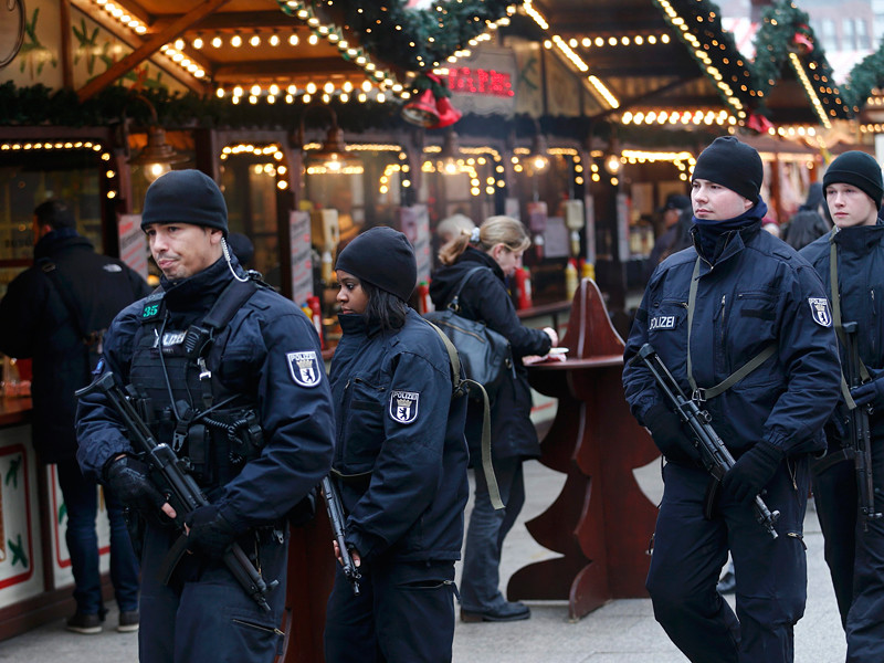 Немецкие правоохранители провели в четверг, 22 декабря, антитеррористическую операцию в городе Дортмунд и рейд в общежитии для соискателей убежища в городе Эммерих, где был зарегистрирован предполагаемый исполнитель теракта в Берлине тунисец Анис Амри