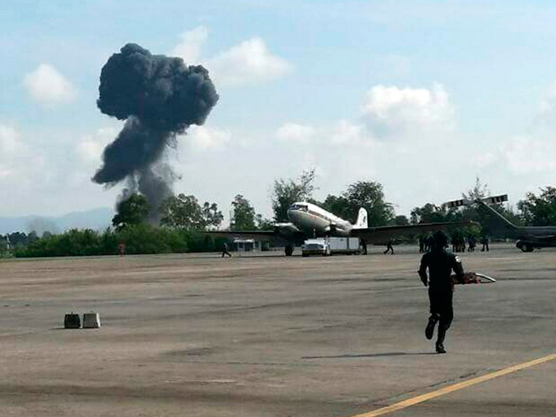 В Таиланде во время авиашоу ко Дню детей разбился военный истребитель: самолет взорвался, упав на взлетно-посадочную полосу, пилот погиб