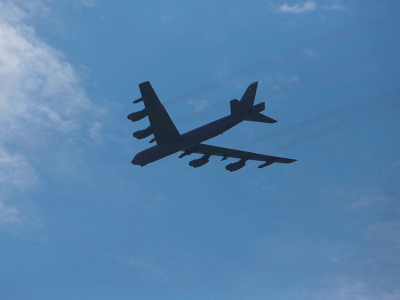 У стратегического бомбардировщика B-52 военно-воздушных сил США во время тренировочного полета выпал двигатель