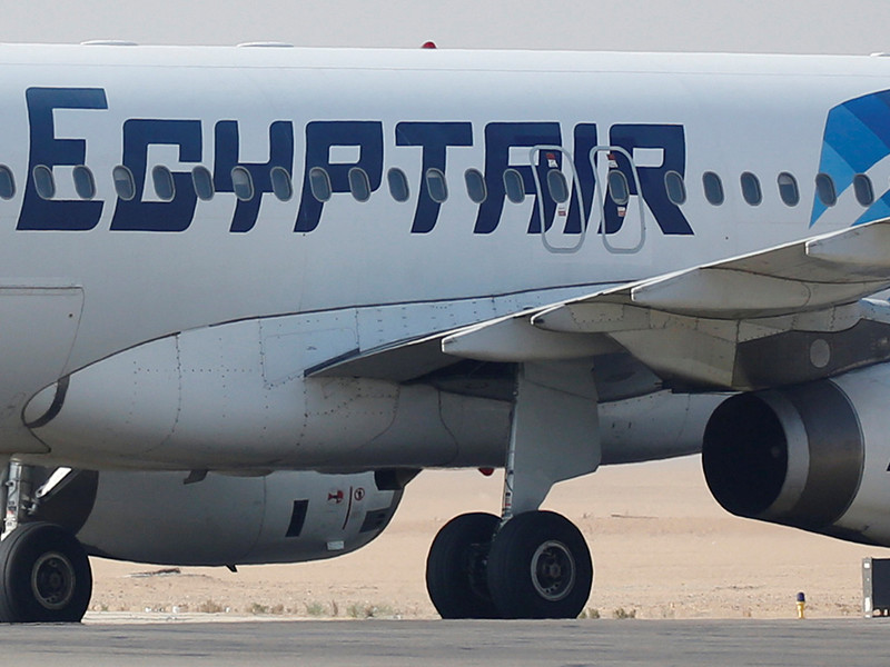 Самолет EgyptAir мог упасть в Средиземное море из-за работавших в кабине пилотов гаджетов
