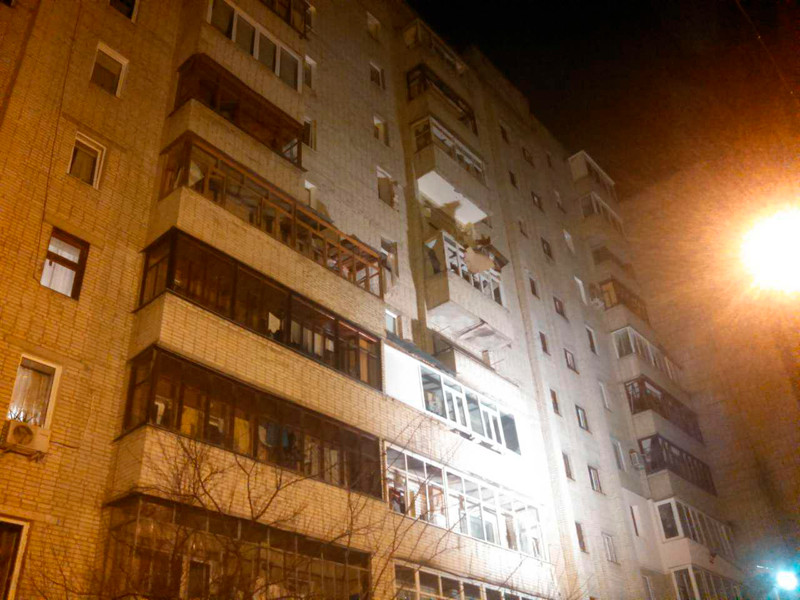 Полиция Украины выясняет обстоятельства взрыва, прогремевшего в многоквартирном многоэтажном доме в Сумах. По предварительным данным, виновником произошедшего является один из жильцов