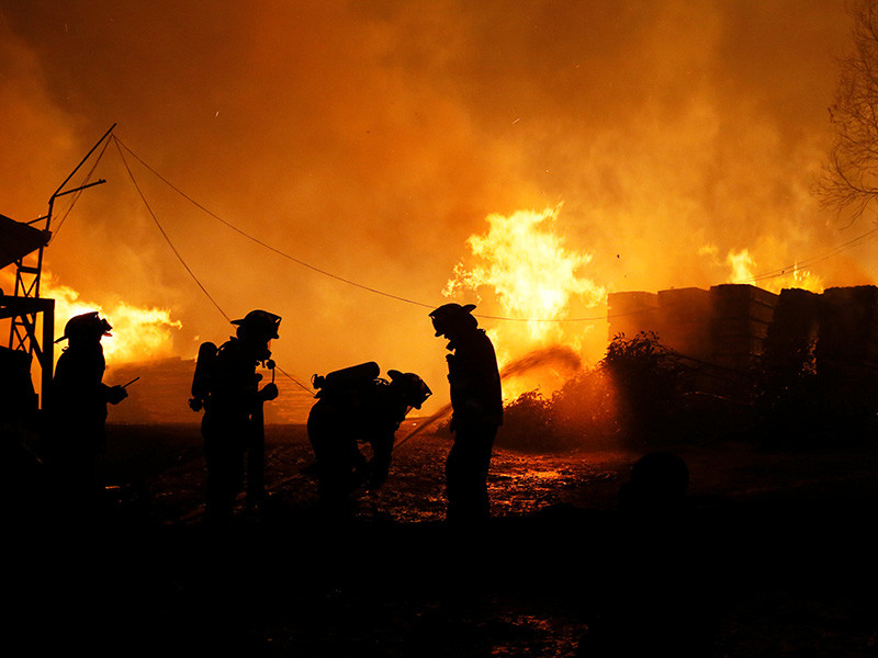В Чили число жертв лесных пожаров, которые руководство государства назвало сильнейшими за всю историю страны, достигло, по данным чиновников, десяти человек