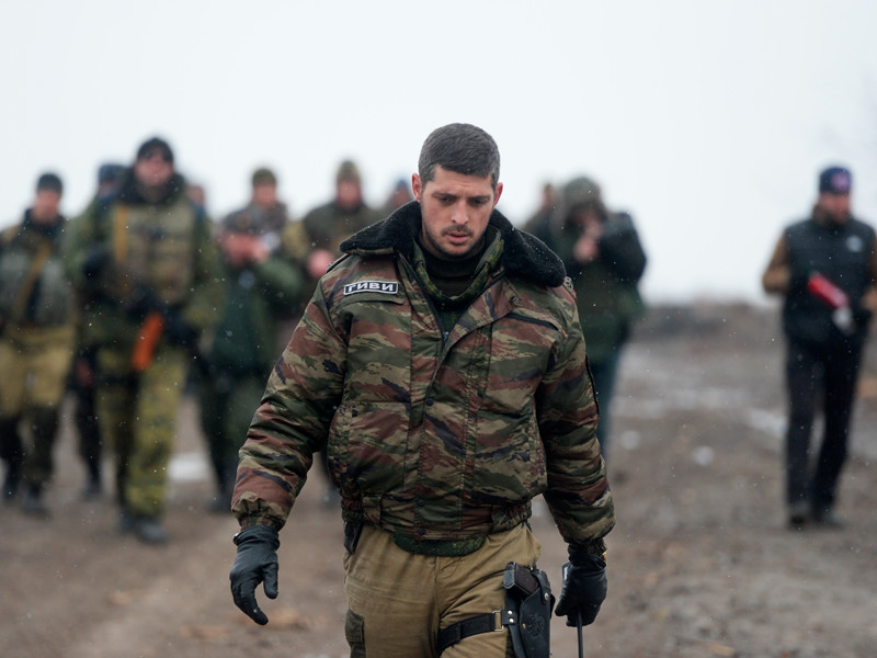 Ополченец Донецкой народной республики (ДНР) с позывным "Гиви" в аэропорту города Донецка, февраль 2015 года