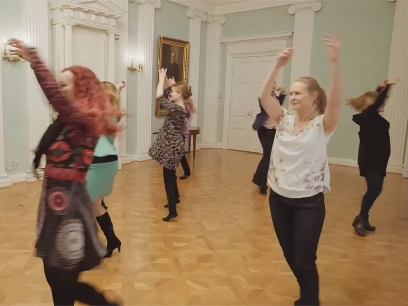 В Финляндии стартовал масштабный танцевальный флешмоб, приуроченный к празднованию 100-летия независимости от советской России. В акции под названием "Вся Финляндия танцует" приняла участие администрация финской столицы Хельсинки