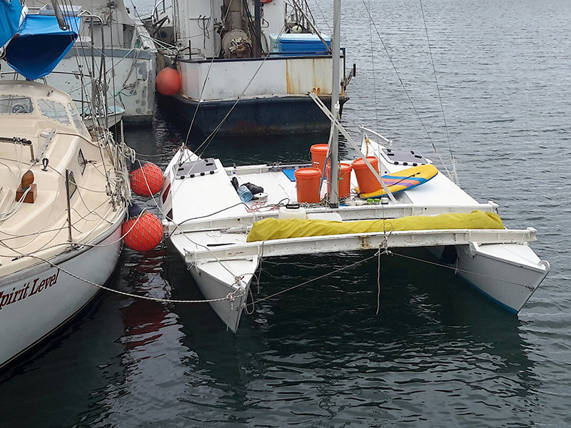 Новозеландский яхтсмен с дочерью выжили, проведя почти месяц в море на сломанном катамаране