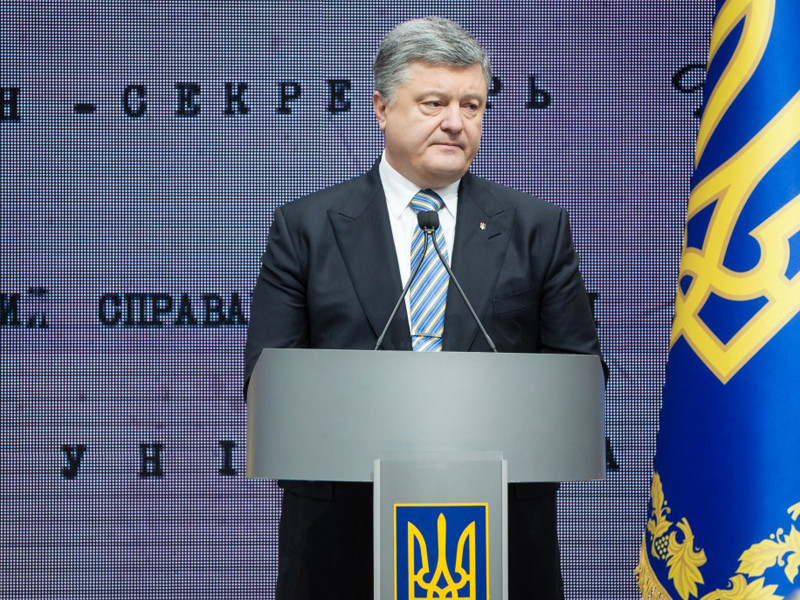 Президент Украины Петр Порошенко заявил, что не допустит дестабилизации в стране, выступил против сдачи Донбасса и досрочных выборов в Раду